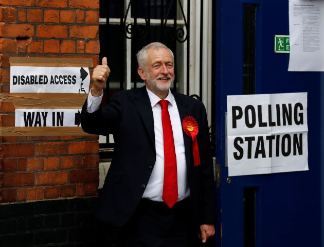 Jeremy Corbyn, el lider laborista británico sale de la escuela electoral en Holloway, norte de Londres Jeremy Corbyn, el lider laborista británico sale de la escuela electoral en Holloway, norte de Londres