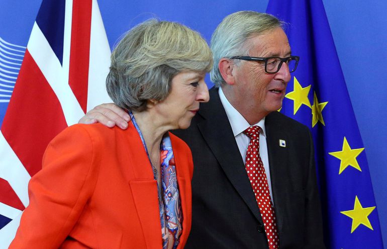 Theresa May (L) junto al Comisario Europeo, Jean-Claude Juncker en su encuentro de octubre de 2016 Theresa May (L) junto al Comisario Europeo, Jean-Claude Juncker en su encuentro de octubre de 2016