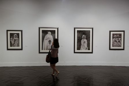 Una visitante en la presentación de la exposición Una visitante en la presentación de la exposición