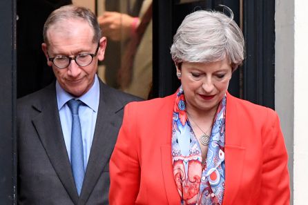 Theresa May sale de la sede del Partido Conservador junto a su marido. Theresa May sale de la sede del Partido Conservador junto a su marido.