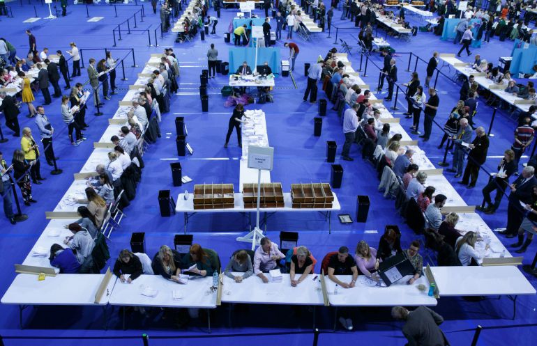 Oficiales electorales cuentan votos en el Emirates Arena, en Glasgow, en Scotland (Reino Unido). Oficiales electorales cuentan votos en el Emirates Arena, en Glasgow, en Scotland (Reino Unido).