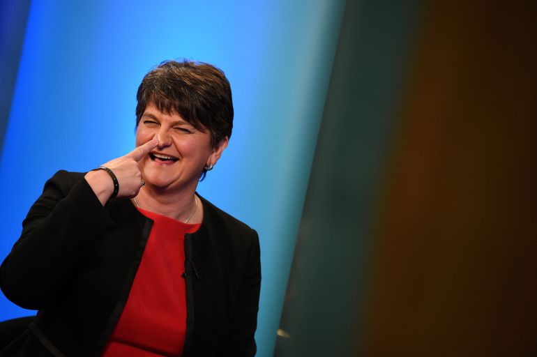 La líder del DUP, Arlene Foster, bromea durante una entrevista en televisión La líder del DUP, Arlene Foster, bromea durante una entrevista en televisión
