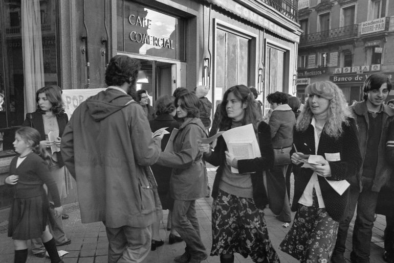 Representantes de numerosas asociaciones feministas instalaron en 1977 mesas en diferentes puntos de Madrid para la recogida de firmas y distribución de propaganda para la legalización de los métodos anticonceptivos Representantes de numerosas asociaciones feministas instalaron en 1977 mesas en diferentes puntos de Madrid para la recogida de firmas y distribución de propaganda para la legalización de los métodos anticonceptivos