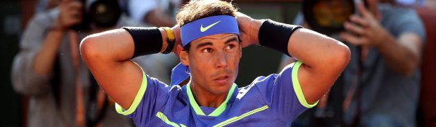 Nadal se aprieta la cinta del pelo Nadal se aprieta la cinta del pelo