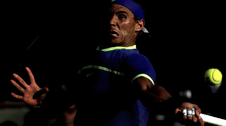 Nadal golpea una derecha en Roland Garros Nadal golpea una derecha en Roland Garros