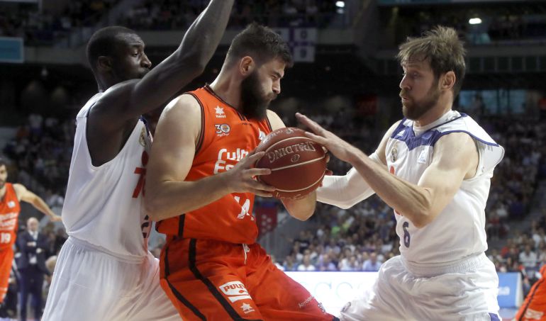 Dubljevic lucha con Nocioni y Hunter por el balón Dubljevic lucha con Nocioni y Hunter por el balón