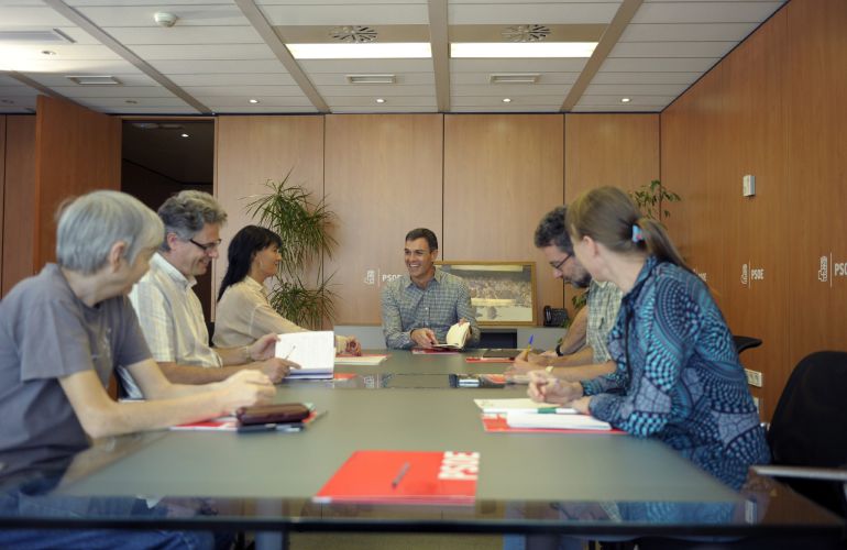 Pedro Sánchez, durante una reunión con varias ONG. Pedro Sánchez, durante una reunión con varias ONG.