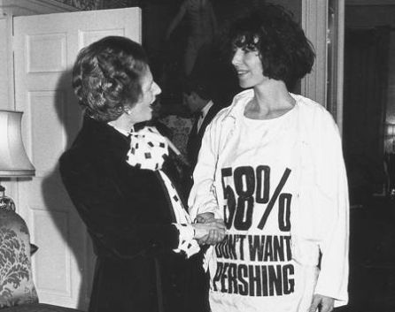 Margaret Thatchet y Katharine Hamnett. Margaret Thatchet y Katharine Hamnett.