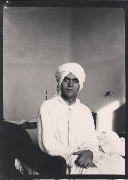 Federico García Lorca con turbante en la Residencia de Estudiantes, Madrid, 1924. Copia actual. Federico García Lorca con turbante en la Residencia de Estudiantes, Madrid, 1924. Copia actual.