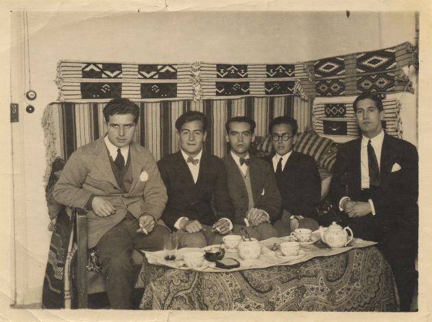 De izquierda a derecha, Louis Eaton-Daniel, Juan Centeno, Federico García Lorca, Emilio Prados y José (Pepín) Bello en una habitación de la Residencia de Estudiantes, Madrid, 1924. Copia de época. De izquierda a derecha, Louis Eaton-Daniel, Juan Centeno, Federico García Lorca, Emilio Prados y José (Pepín) Bello en una habitación de la Residencia de Estudiantes, Madrid, 1924. Copia de época.