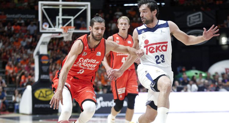 Diot maneja el balón ante Llull Diot maneja el balón ante Llull