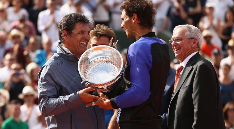 Toni le entrega a su sobrino el décimo título de Roland Garros Toni le entrega a su sobrino el décimo título de Roland Garros