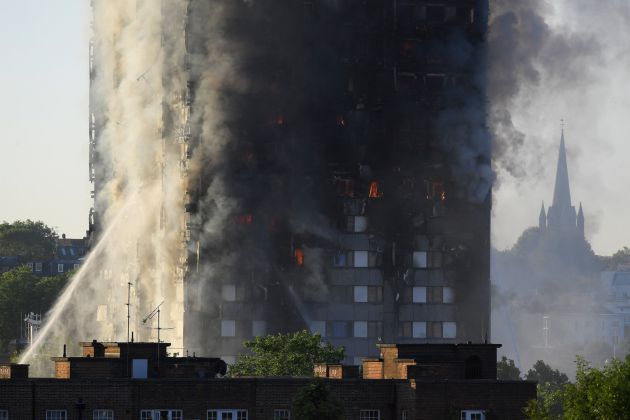 Los bomberos trabajan desde la una de la madrugada en la extinción. Los bomberos trabajan desde la una de la madrugada en la extinción.