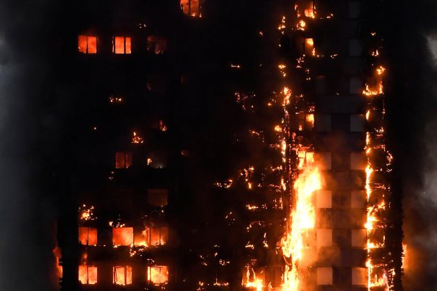 Las llamas afectan a la práctica totalidad del edificio. Las llamas afectan a la práctica totalidad del edificio.