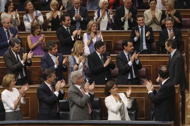 La bancada popular aplaude a Rafael Hernando tras su intervención La bancada popular aplaude a Rafael Hernando tras su intervención