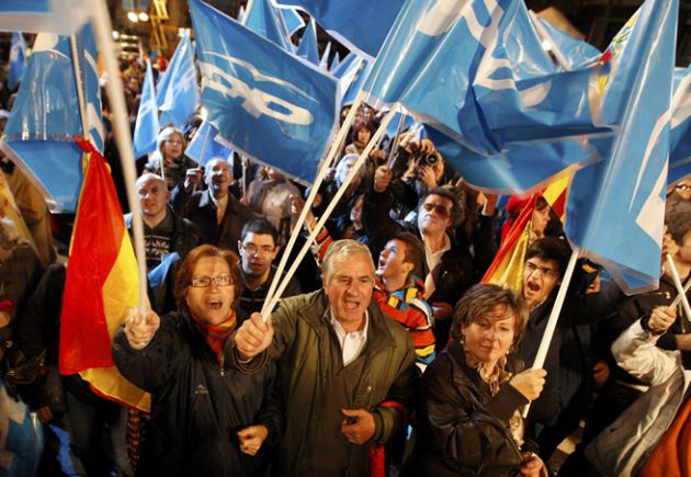 Votantes del PP celebran la victoria electoral de 2011 Votantes del PP celebran la victoria electoral de 2011