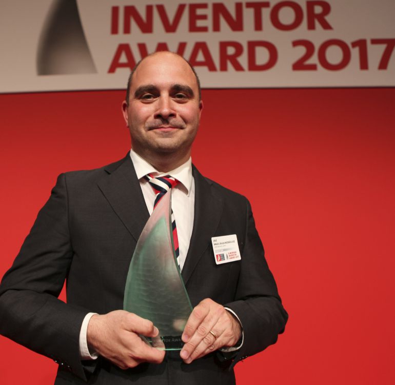 El equipo europeo que ha desarrollado la señal de radio que hará del Galileo el sistema de navegación satélite más preciso del mundo, en el que participa el ingeniero español José Ángel Ávila (en la imagen), fue galardonado hoy con el premio Inventor Europeo del Año de la Oficina Europea de Patentes. El equipo europeo que ha desarrollado la señal de radio que hará del Galileo el sistema de navegación satélite más preciso del mundo, en el que participa el ingeniero español José Ángel Ávila (en la imagen), fue galardonado hoy con el premio Inventor Europeo del Año de la Oficina Europea de Patentes.