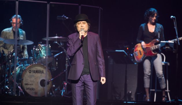 Joaquín Sabina, con parte de su banda. Joaquín Sabina, con parte de su banda.