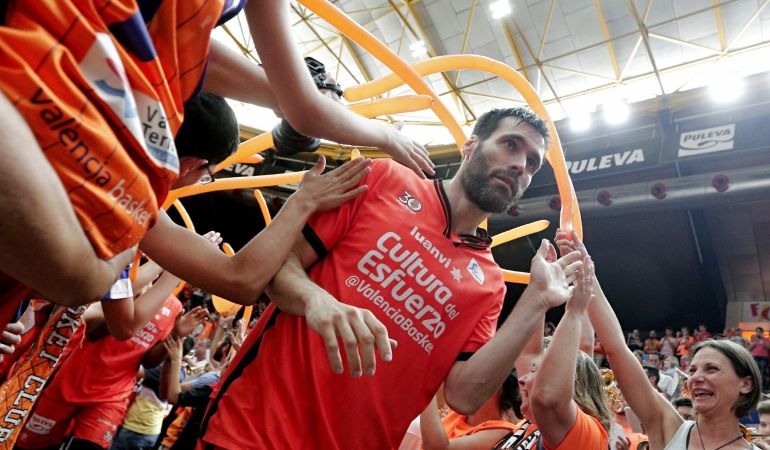 Fernando San Emeterio, salta a la cancha antes del comienzo del tercer partido Fernando San Emeterio, salta a la cancha antes del comienzo del tercer partido