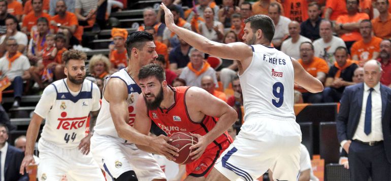 Dubljevic supera la defensa de Ayón y Felipe Reyes Dubljevic supera la defensa de Ayón y Felipe Reyes