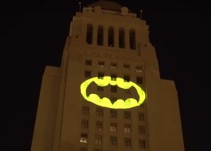 Los Ángeles proyecta la 'bat-señal' para recordar a Adam West, el Batman de los 60