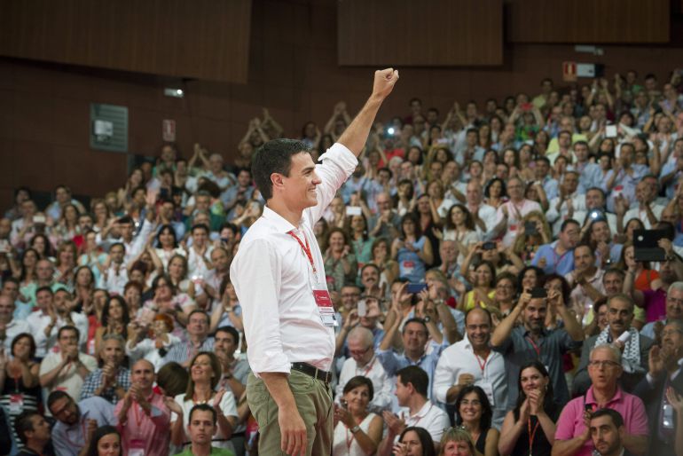 Pedro Sánchez, hace un gesto al subir al escenario tras ser proclamado durante el congreso federal extraordinario celebrado en 2014. Pedro Sánchez, hace un gesto al subir al escenario tras ser proclamado durante el congreso federal extraordinario celebrado en 2014.