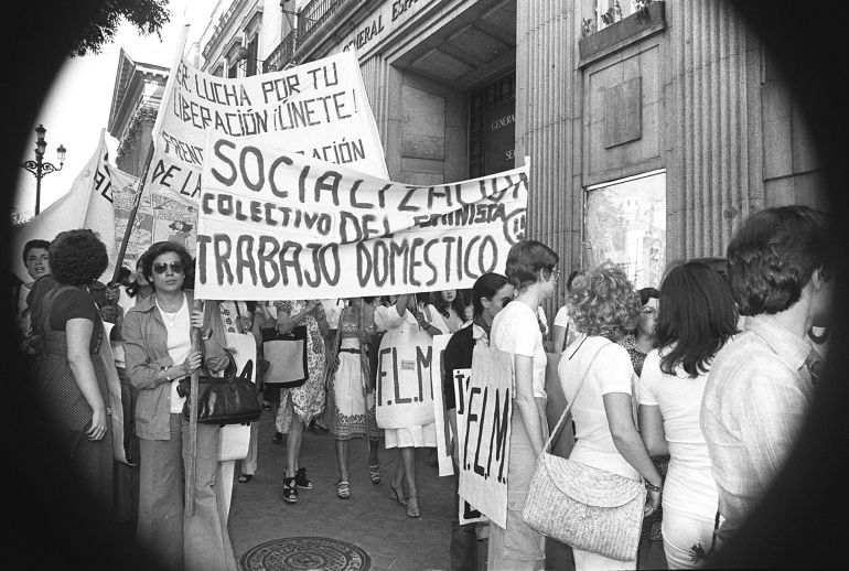 Numerosas militantes de grupos feministas se manifestaron ante el palacio de las Cortes, momentos antes de iniciarse las sesiones de constitución de las Cámaras del Congreso y Senado, en demanda del aborto libre y gratuito, así como de la liberalización del uso de anticonceptivos Numerosas militantes de grupos feministas se manifestaron ante el palacio de las Cortes, momentos antes de iniciarse las sesiones de constitución de las Cámaras del Congreso y Senado, en demanda del aborto libre y gratuito, así como de la liberalización del uso de anticonceptivos