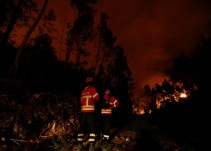 España y Francia envían recursos para ayudar a sofocar el incendio en Portugal