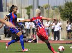 -FOTODELDIA- GRA076 LAS ROZAS (MADRID), 18/06/2017.- La jugadora del Atlético de Madrid Priscila Borja lanza a portería ante Leila Ouahabi (i), del FC Barcelona, durante la final de la Copa de la Reina que ambos equipos disputan en la Ciudad del Fútbol. EFE/Víctor Lerena