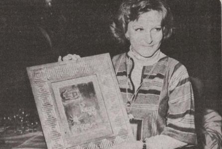 Imagen de la dobladora recogiendo un premio por su trabajo en Heidi. Imagen de la dobladora recogiendo un premio por su trabajo en Heidi.
