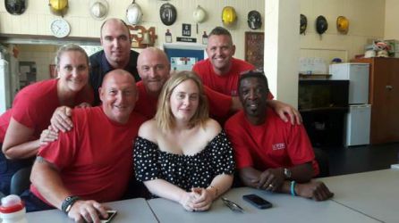 Foto del equipo de bomberos y la cantante. Foto del equipo de bomberos y la cantante.