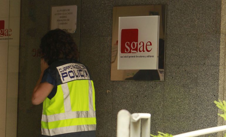 Efectivos policiales en la sede de la SGAE durante una operación contra el fraude en el cobro de derechos de autor de piezas musicales que se emitían en cadenas de televisión Efectivos policiales en la sede de la SGAE durante una operación contra el fraude en el cobro de derechos de autor de piezas musicales que se emitían en cadenas de televisión
