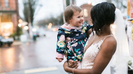 Imagen de la novia y la niña juntas. Imagen de la novia y la niña juntas.