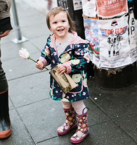 La niña tras el curioso momento. La niña tras el curioso momento.