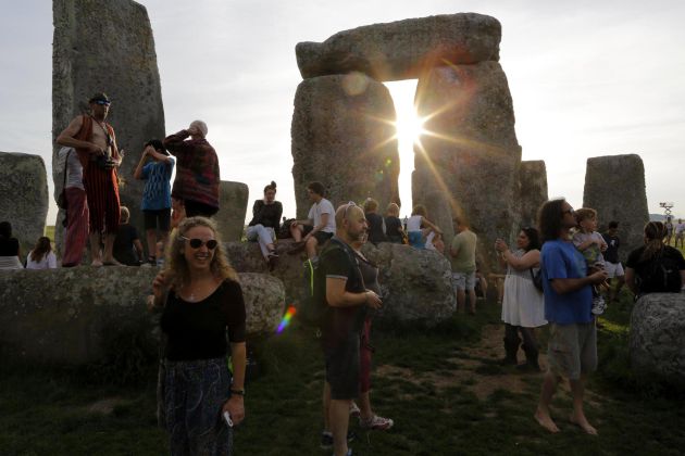 Numerosas personas acuden al monumento de Stonehenge, conocido como "El Templo del Sol", para contemplar la salida del sol en el día más largo del año durante el festival del Solsticio de Verano, en Reino Unido, hoy, 21 de junio de 2017. Numerosas personas acuden al monumento de Stonehenge, conocido como "El Templo del Sol", para contemplar la salida del sol en el día más largo del año durante el festival del Solsticio de Verano, en Reino Unido, hoy, 21 de junio de 2017.