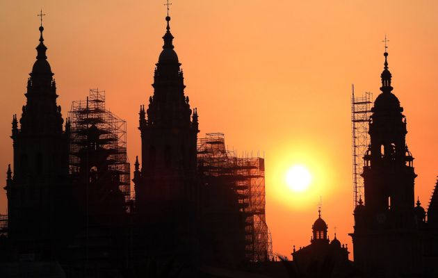 El sol sale sobre la catedral de Santiago de Compostela, esta mañana, en el comienzo del día con más horas del año. El sol sale sobre la catedral de Santiago de Compostela, esta mañana, en el comienzo del día con más horas del año.