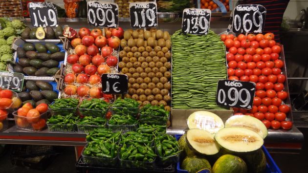 Un puesto de mercado con los precios de venta. Un puesto de mercado con los precios de venta.