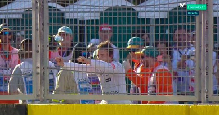 Fernando Alonso se apoya a la valla resignado Fernando Alonso se apoya a la valla resignado