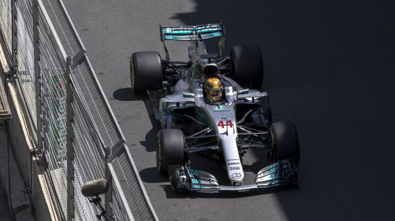 Hamilton manejando su Mercedes en Azerbayán Hamilton manejando su Mercedes en Azerbayán