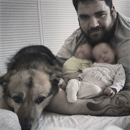 Marcos, junto a sus mellizos y a su perro Pluto. Marcos, junto a sus mellizos y a su perro Pluto.