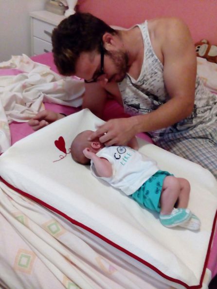 Jorge, con su bebé recién nacido. Jorge, con su bebé recién nacido.