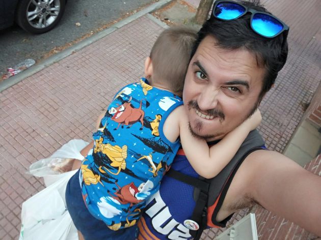 Raúl pone cara de papá cavernícola. Raúl pone cara de papá cavernícola.