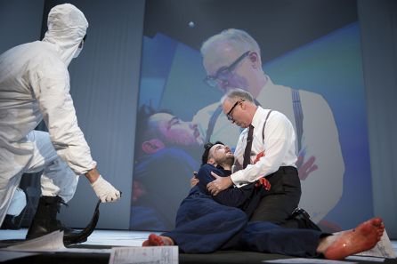 Escena extraída de la obra de teatro que actualmente se realiza en Broadway. Escena extraída de la obra de teatro que actualmente se realiza en Broadway.