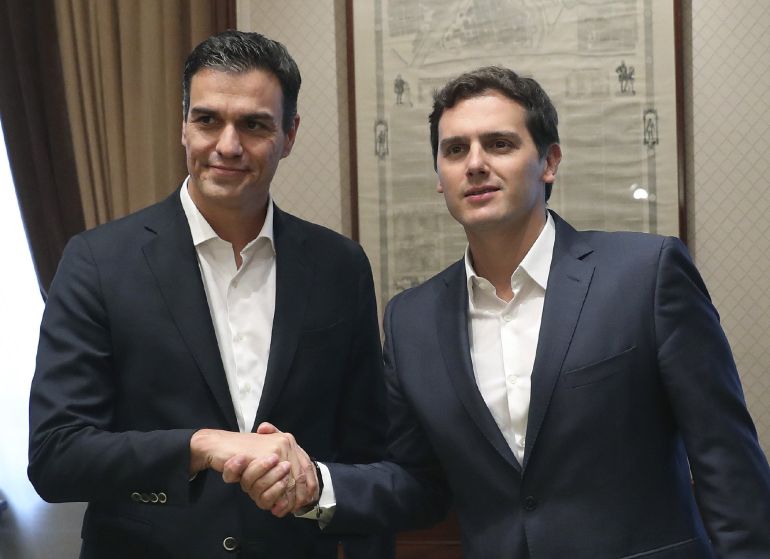 El secretario general del PSOE, Pedro Sánchez (i), y el presidente de Ciudadanos, Albert Rivera, durante su reunión El secretario general del PSOE, Pedro Sánchez (i), y el presidente de Ciudadanos, Albert Rivera, durante su reunión