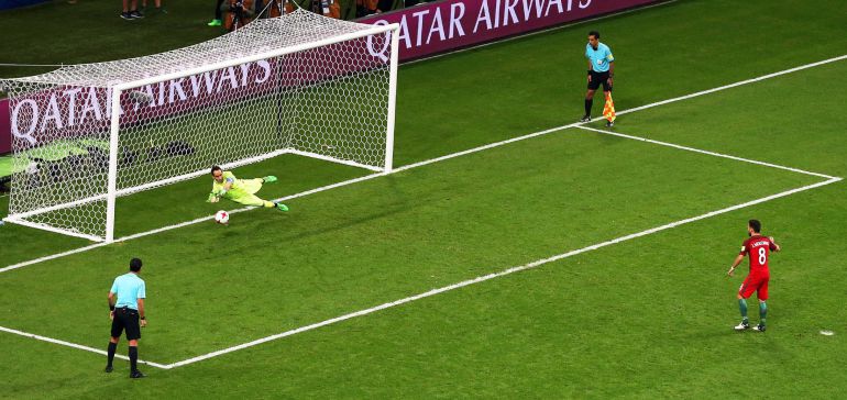 Claudio Bravo (Chile) para un penalti de Joao Moutinho (Portugal) durante un partido de la Copa Confederaciones. Claudio Bravo (Chile) para un penalti de Joao Moutinho (Portugal) durante un partido de la Copa Confederaciones.