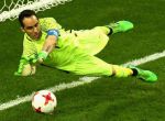 Claudio Bravo detiene uno de los penaltis a Portugal