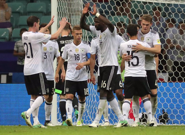 Jugadores de Alemania celebran al vencer 4-1 a México. Jugadores de Alemania celebran al vencer 4-1 a México.
