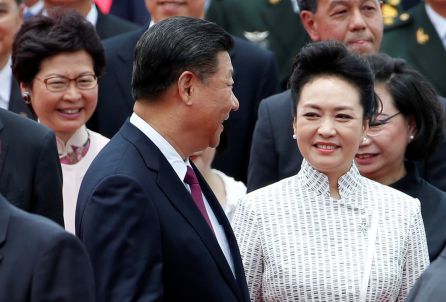 La primera dama de China, Peng Liyuan, en Hong Kong acompañando a su esposo en un complicado viaje oficial La primera dama de China, Peng Liyuan, en Hong Kong acompañando a su esposo en un complicado viaje oficial