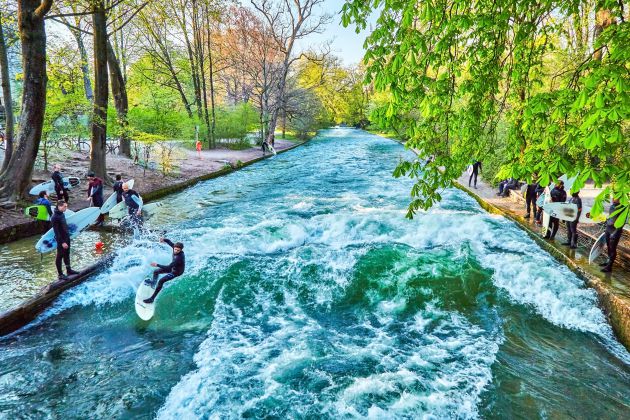 Surfistas disfrutando de la ola en el centro de Munich. Surfistas disfrutando de la ola en el centro de Munich.