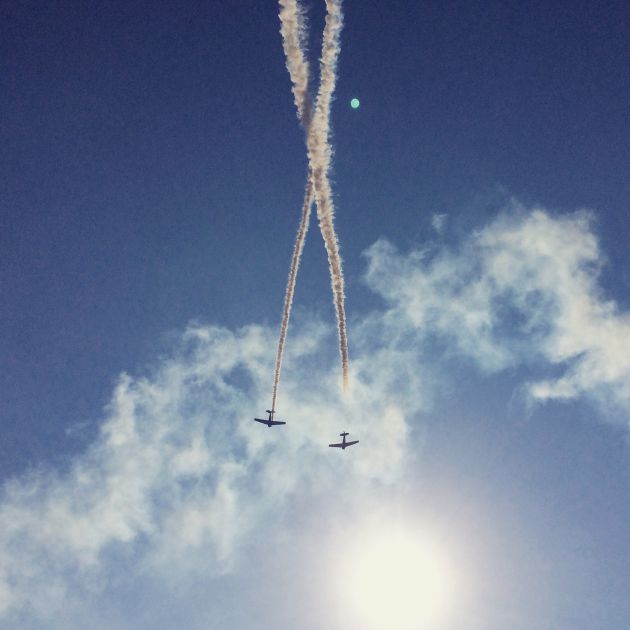 Dos aviones hacen piruetas mientras sobrevuelan el cielo. Dos aviones hacen piruetas mientras sobrevuelan el cielo.